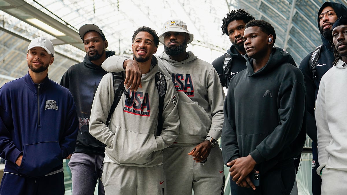 (AP Photo/Alberto Pezzali)
 : The United States Men's National Basketball Team pose for photographs at St Pancras Station with teammates as they take the Eurostar train as they make their way to the Olympic Games in Paris, in London, Wednesday, July 24, 2024.